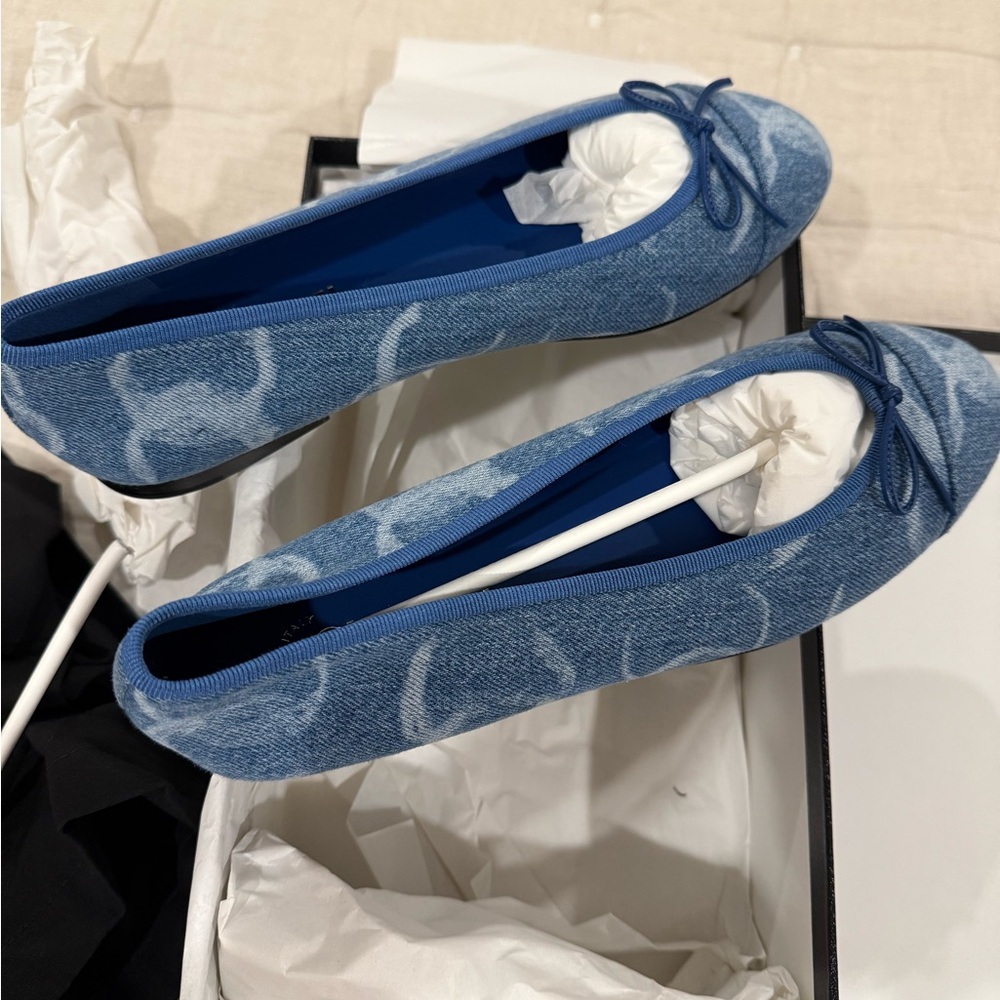 CHANEL Denim Flats with CC impression, size 40, new in box with dust bag, unworn - Picture 13 of 16